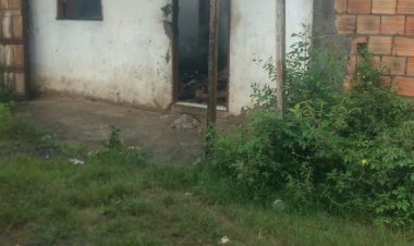 São Sebastião do Passé-Casa pega fogo no Bairro Patrício Dorea.