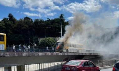 Fogo toma conta de ônibus no viaduto do Aquidabã
