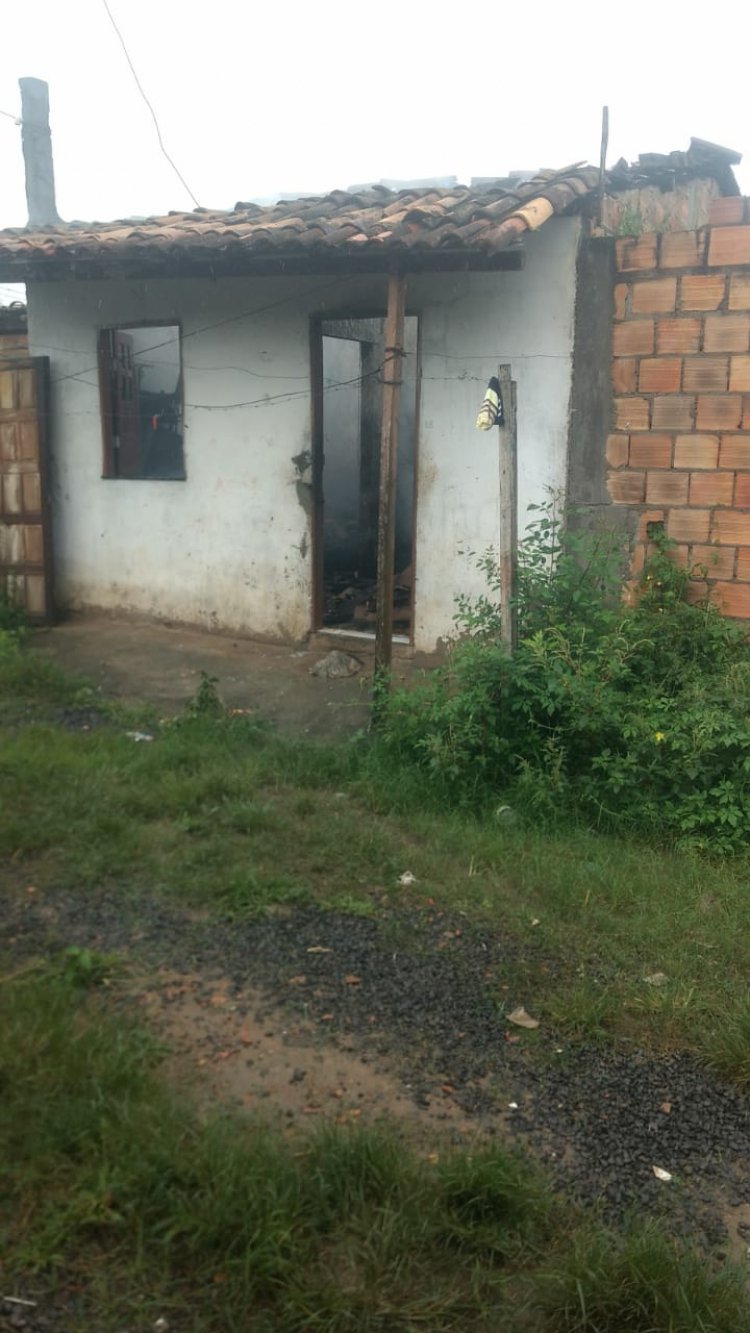 São Sebastião do Passé-Casa pega fogo no Bairro Patrício Dorea.