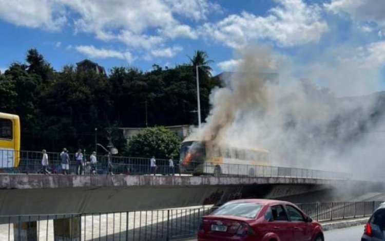 Fogo toma conta de ônibus no viaduto do Aquidabã