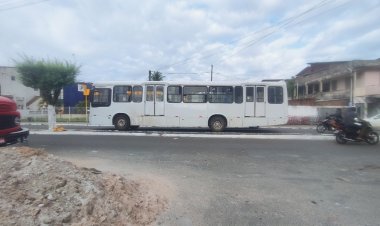 São Sebastião do Passé ônibus quebrado em frente aos correios
