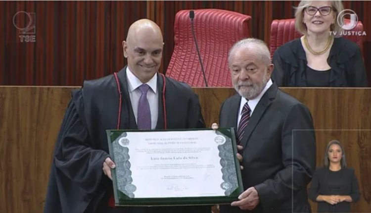 No discurso Lula chora por diploma universitário. Veja na íntegra
