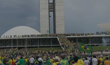 Manifestantes invadiram as sedes dos três poderes