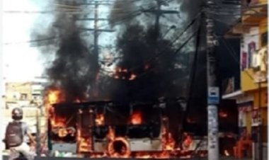 Incêndio criminoso em ônibus deixa população sem o serviço