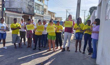 Alunos e professores do Colégio Polivalente são recepcionados com amor e alegria ao chegarem na escola.