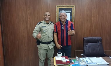Gil do Posto apresenta demanda ao comandante da PM em São Sebastião do Passé do 5º Pelotão  Tenente Eder Souza.