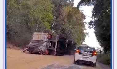 Carreta tomba em Catu: acidente registrado por motorista na entrada da cidade